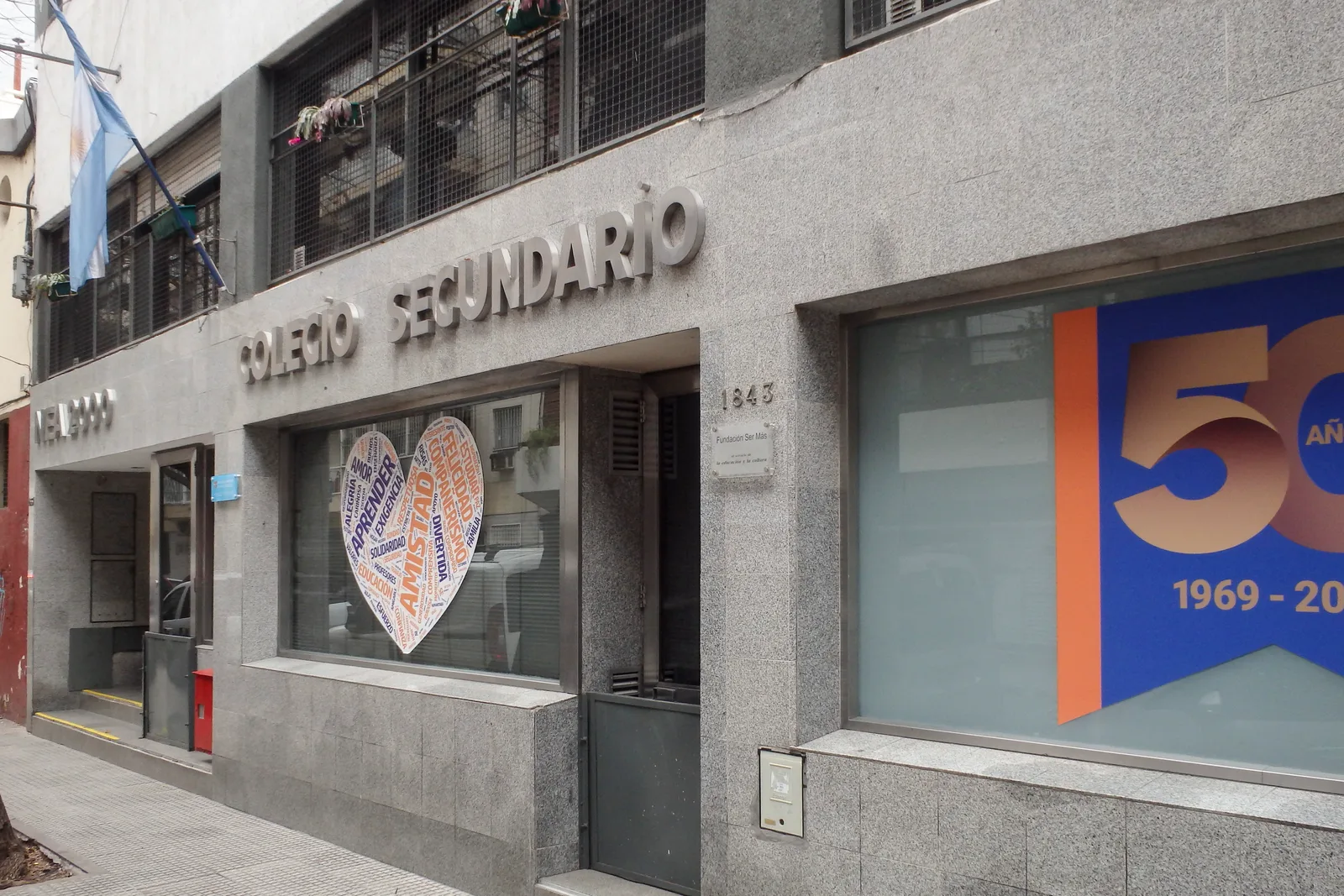 Fachada de Nueva Escuela Argentina 2000