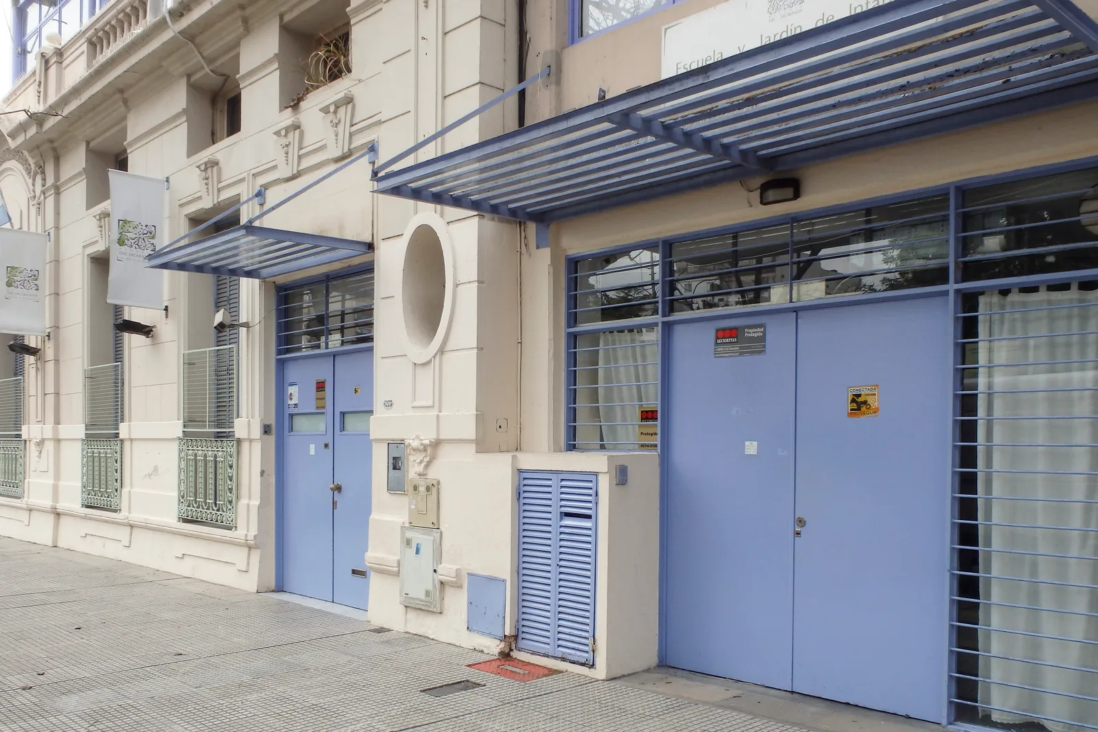 Fachada de Escuela del Jacaranda