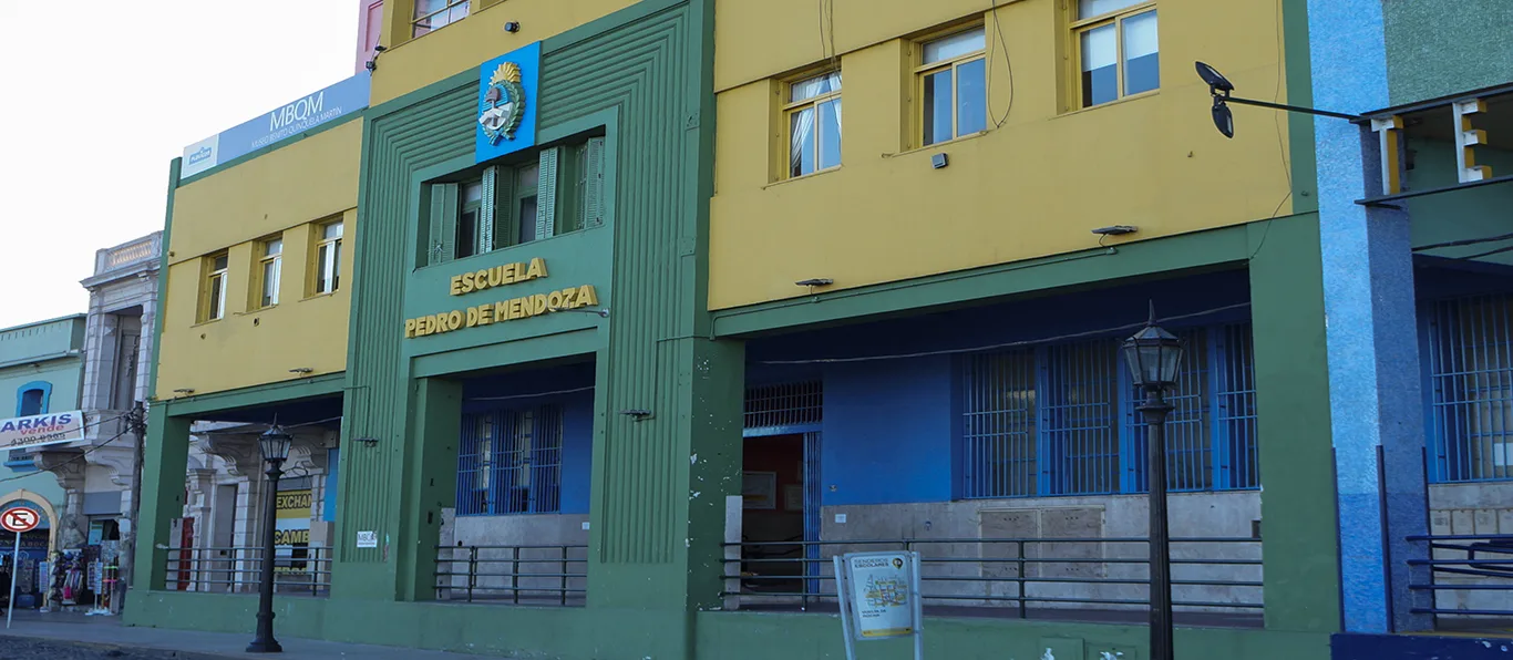 Fachada de Escuela Primaria Común N.º 9 D.E. 4 «Benito Quinquela Martín»