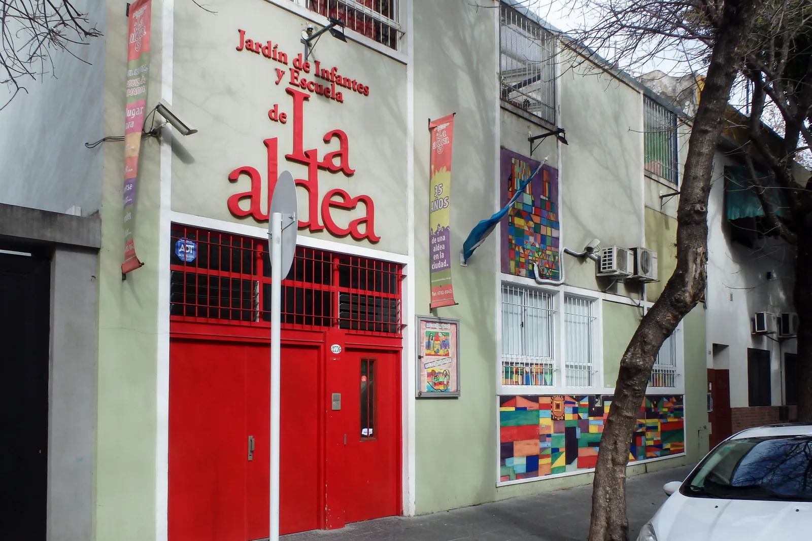 Fachada de Escuela de la Aldea