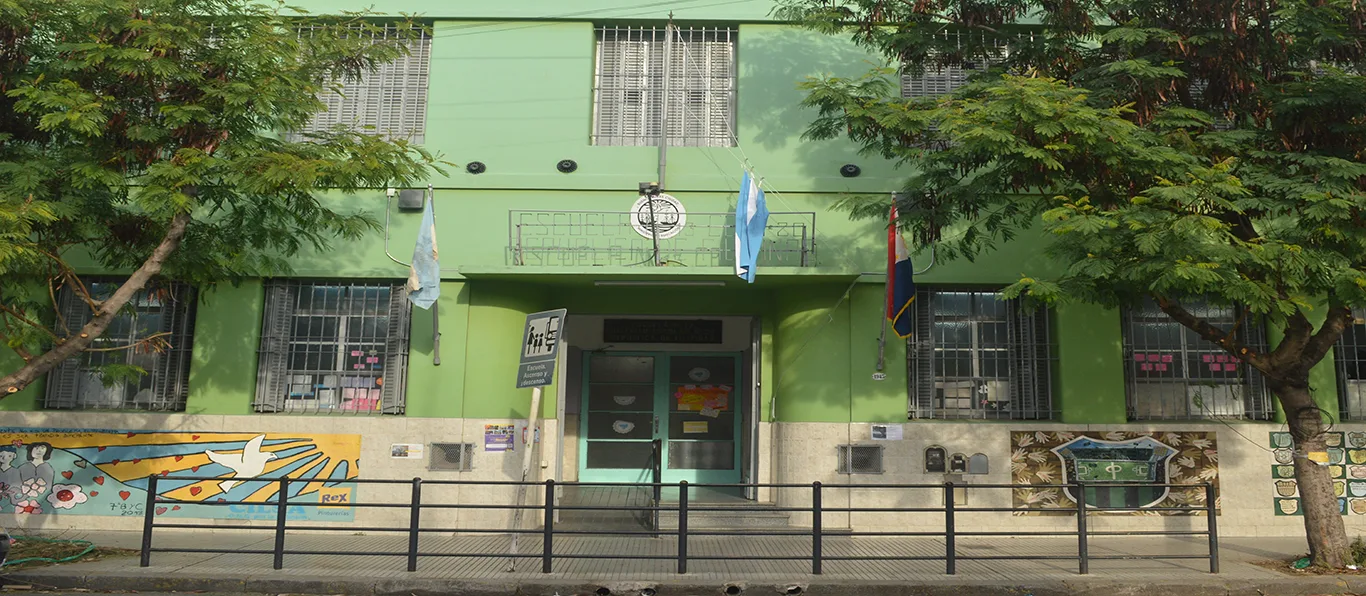 Fachada de Escuela Primaria Común N.º 13 D.E. 20 «República de Filipinas»