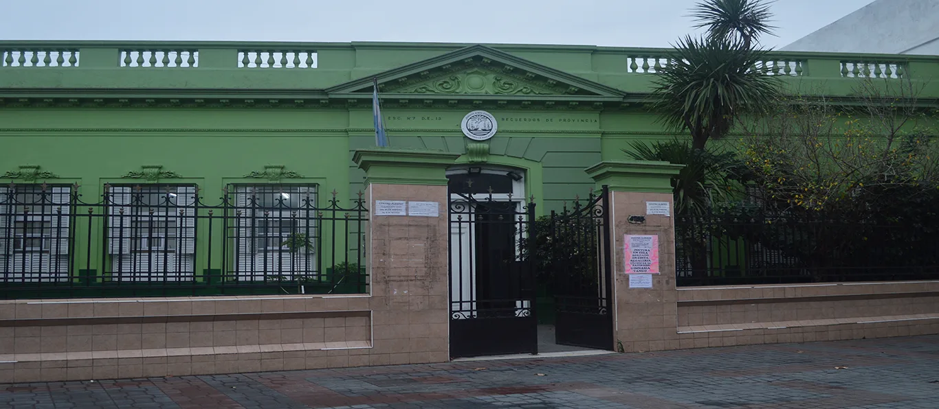 Fachada de Escuela Primaria Común N.º 7 D.E. 13 «Recuerdos de Provincia»