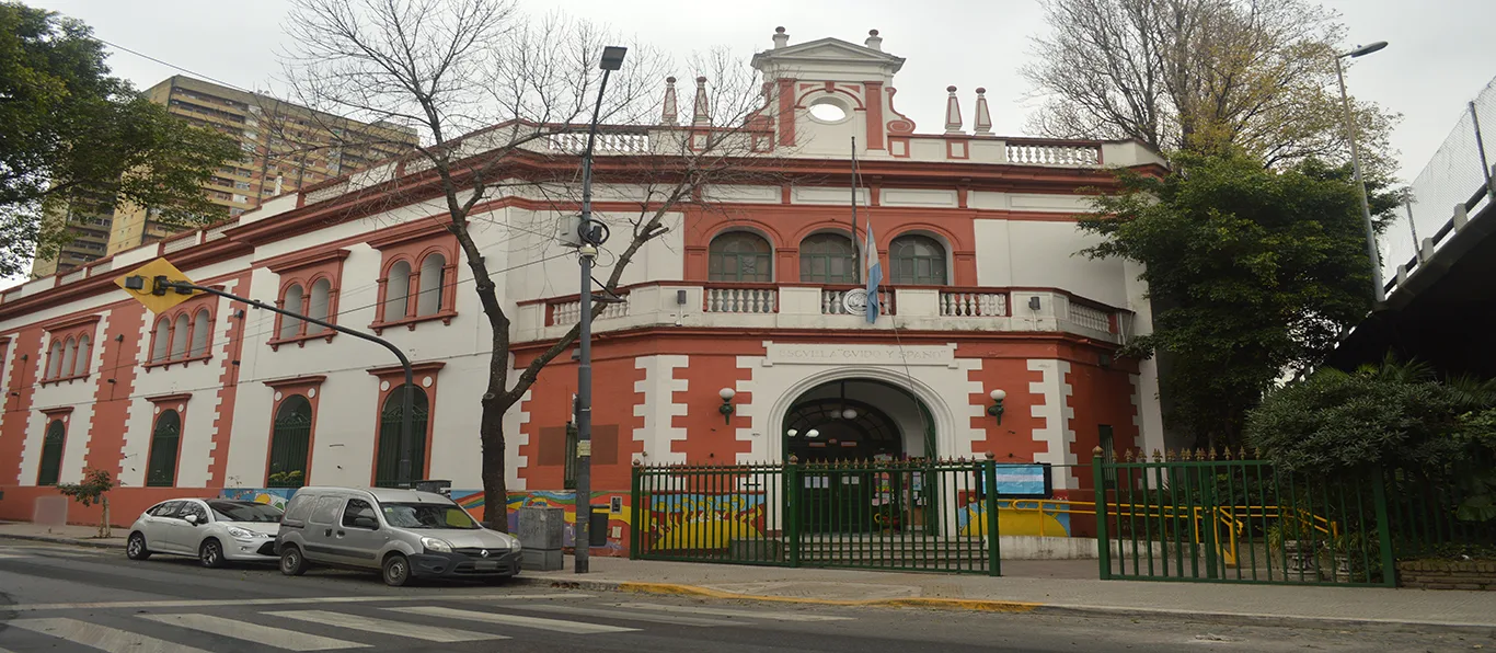 Fachada de Escuela Primaria Común N.º 6 D.E. 13 «Carlos Guido y Spano»