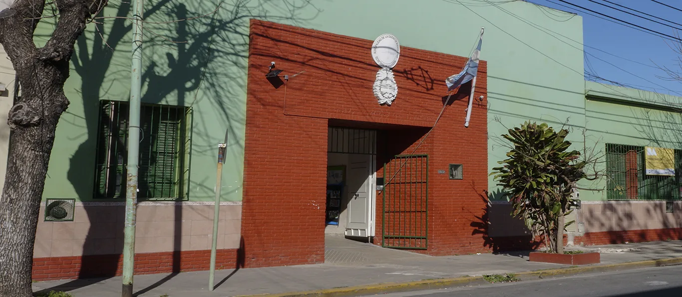 Fachada de Escuela Primaria Común N.º 10 D.E. 19 «Juan Andrés de la Peña»