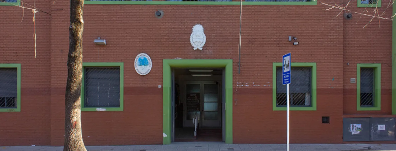 Fachada de Escuela Primaria Común N.º 20 D.E. 14 «República de Honduras»