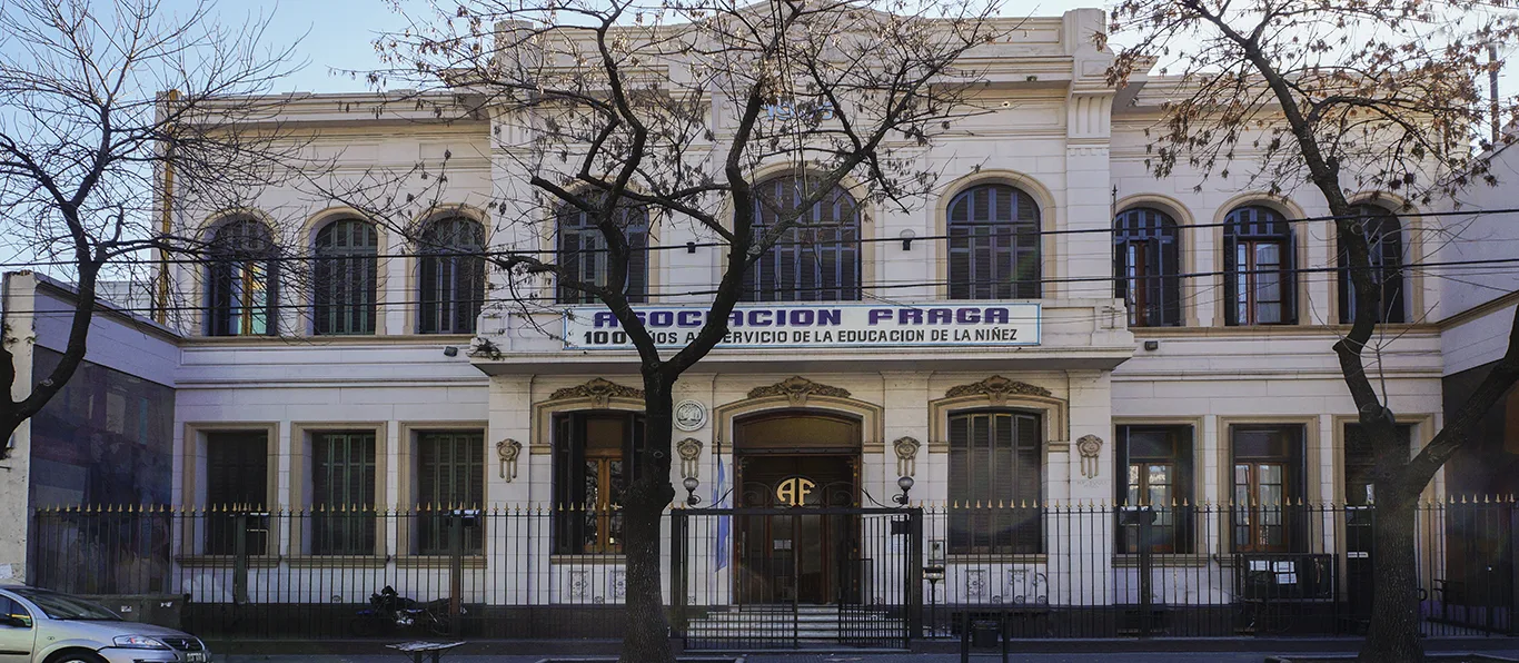 Fachada de Escuela Primaria Común N.º 24 D.E. 4 «Presidente Derqui»