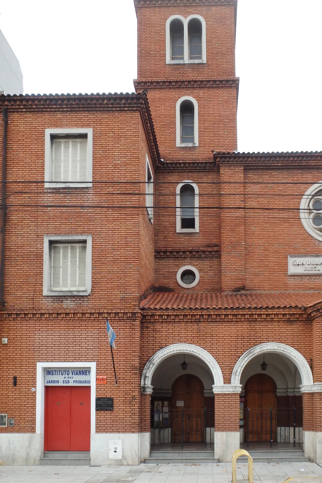 Fachada de Instituto San Juan María Vianney