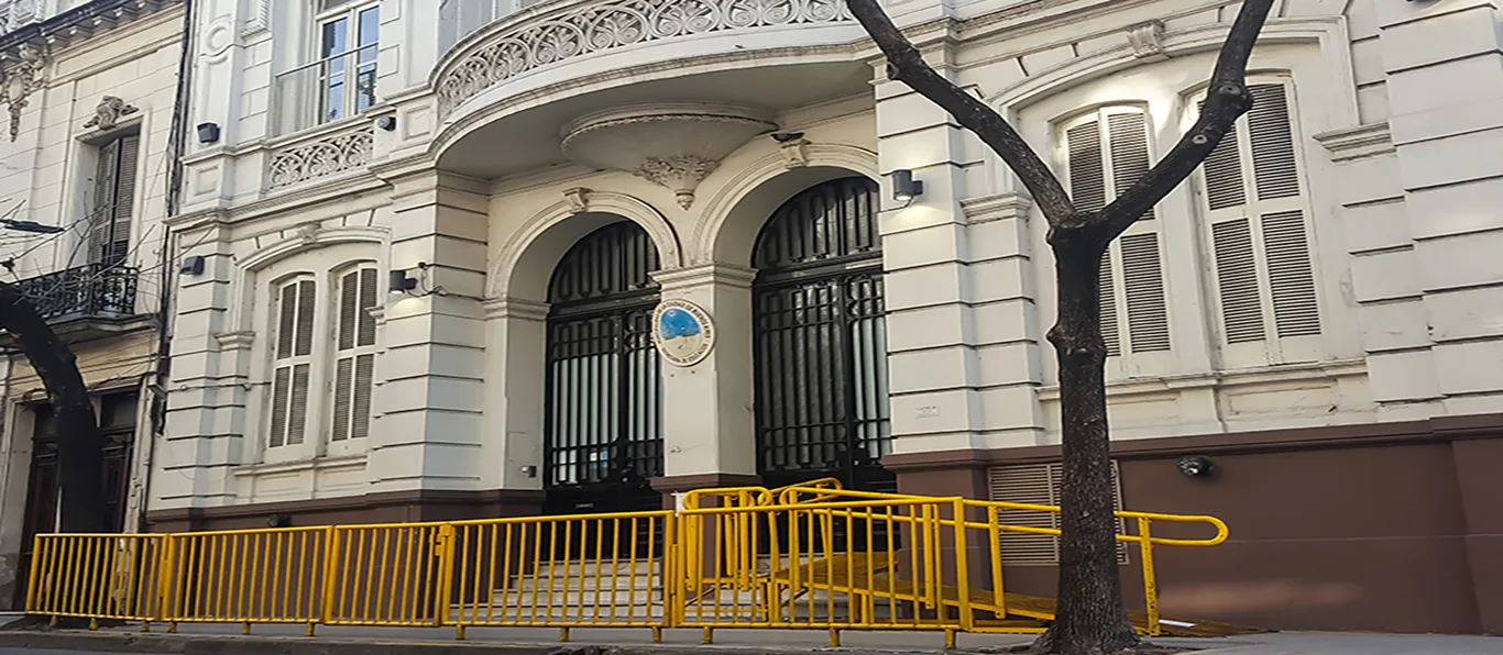 Fachada de Escuela Primaria Común N.º 14 D.E. 3 «Gral Mariano Necochea»