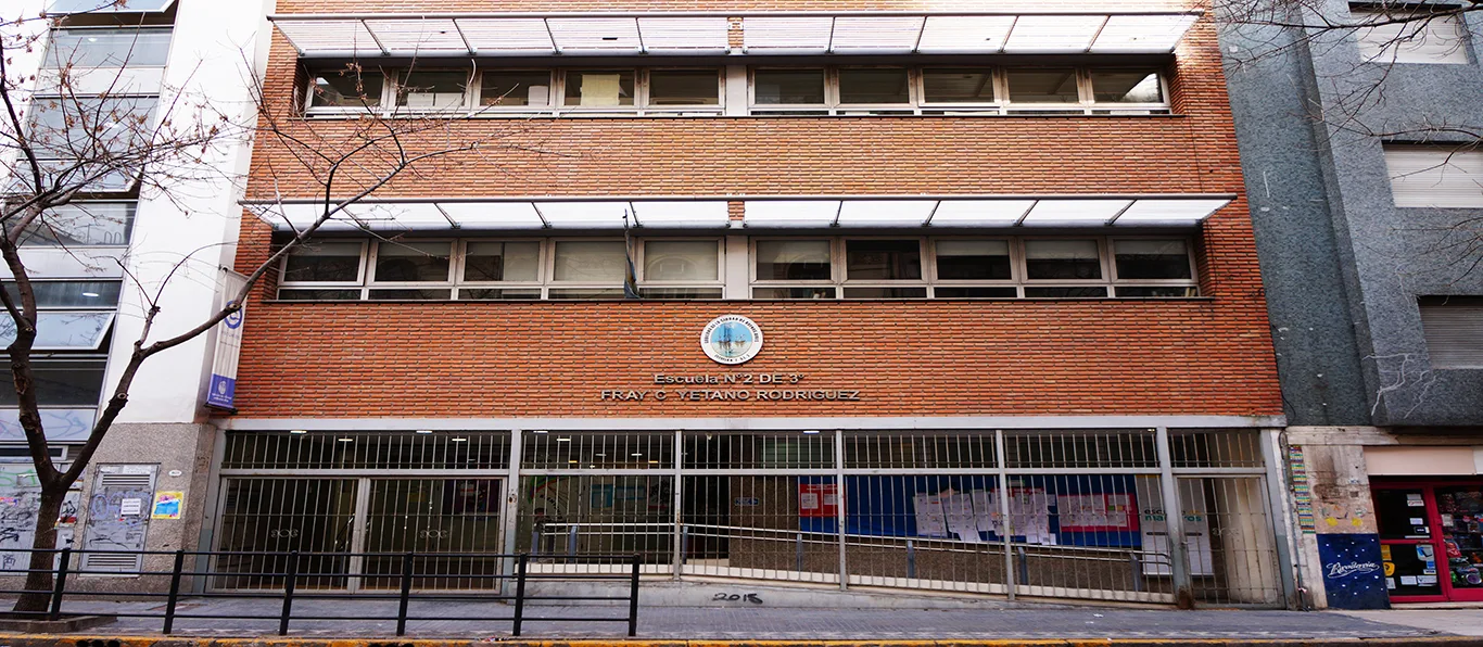 Fachada de Escuela Primaria Común N.º 2 D.E. 3 «Fray Cayetano Rodríguez»