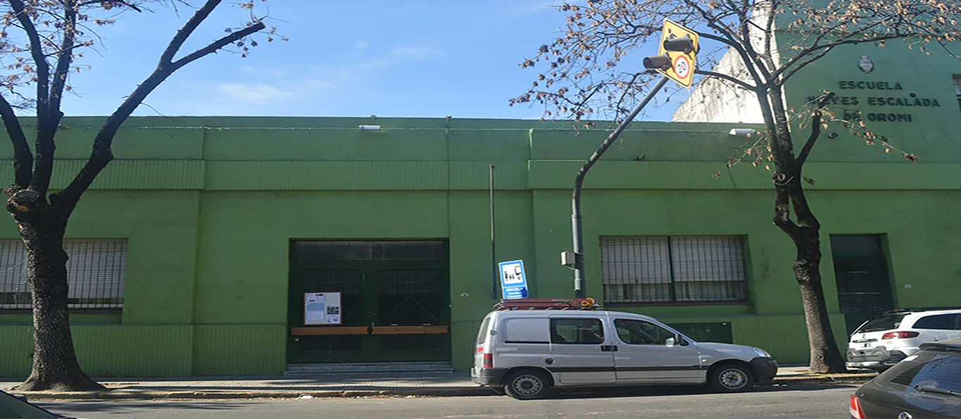 Fachada de Escuela Primaria Común N.º 20 D.E. 5 «Nieves Escalada de Oromi»