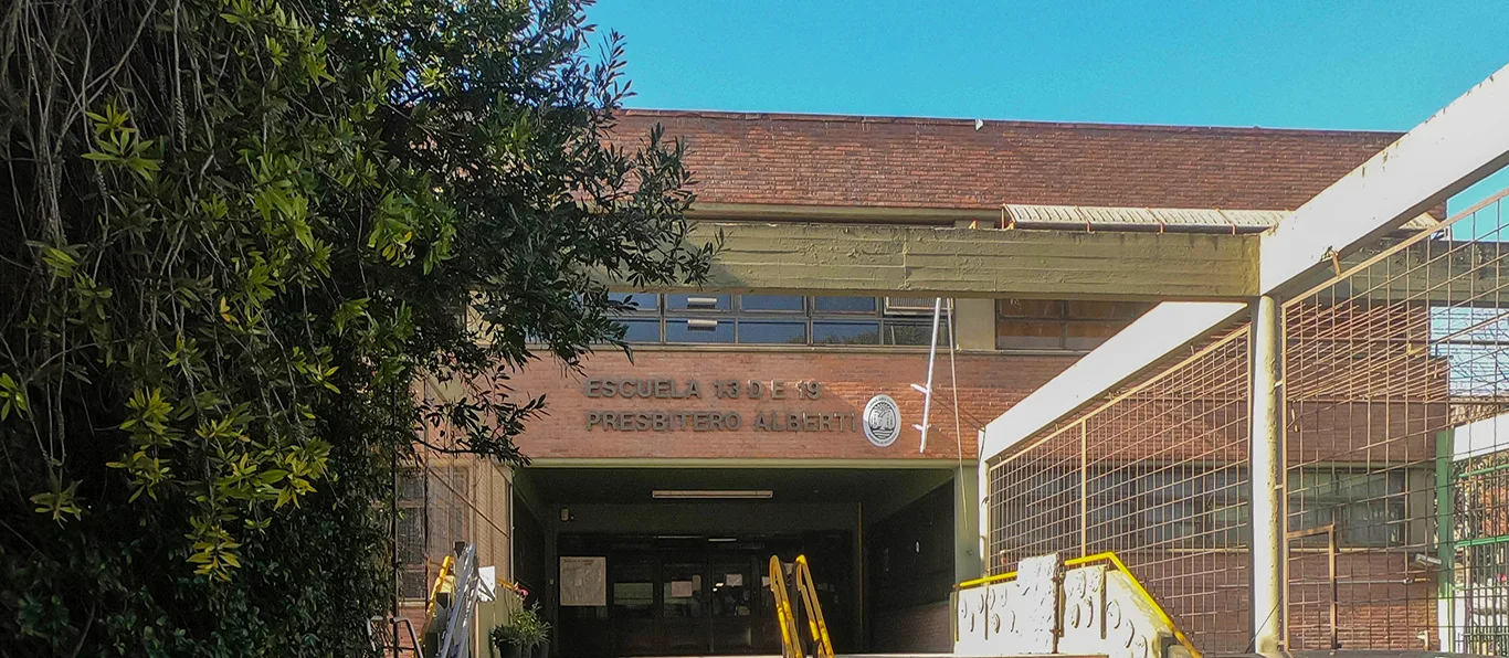 Fachada de Escuela Primaria Común N.º 13 D.E. 19 «Presbítero Alberti»