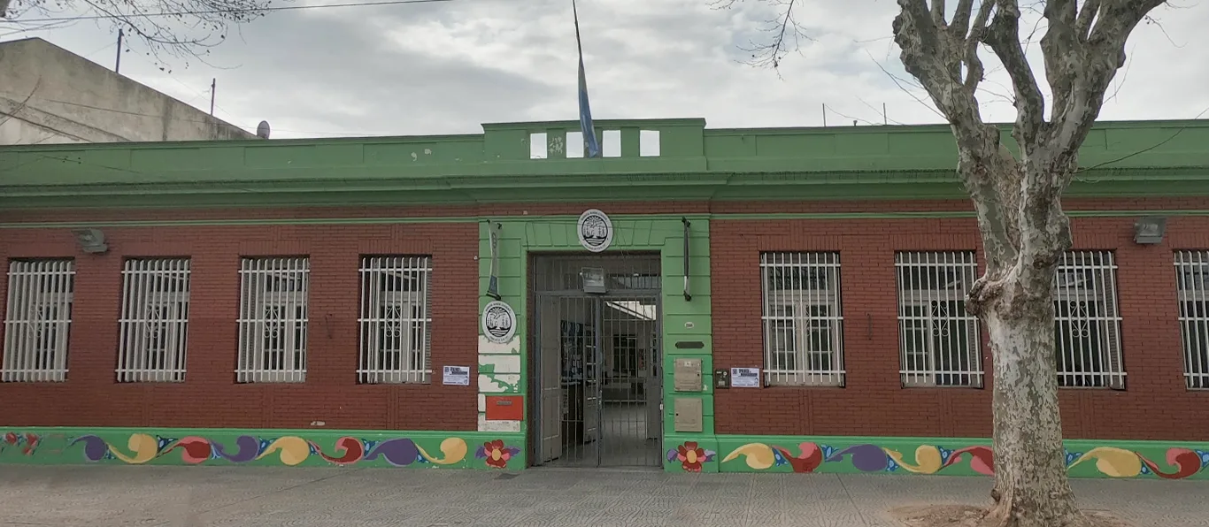 Fachada de Escuela Primaria Común N.º 9 D.E. 13 «Homero Manzi»
