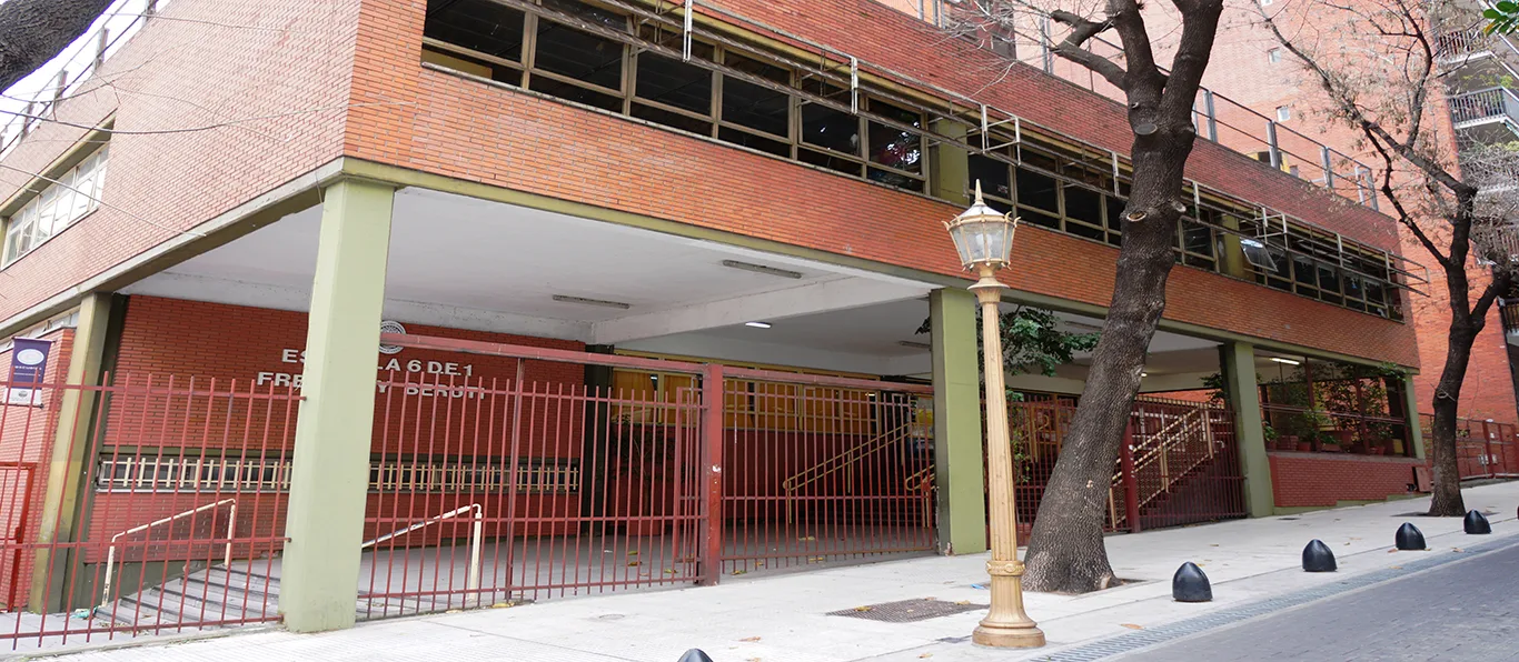 Fachada de Escuela Primaria Común N.º 6 D.E. 1 «French y Beruti»