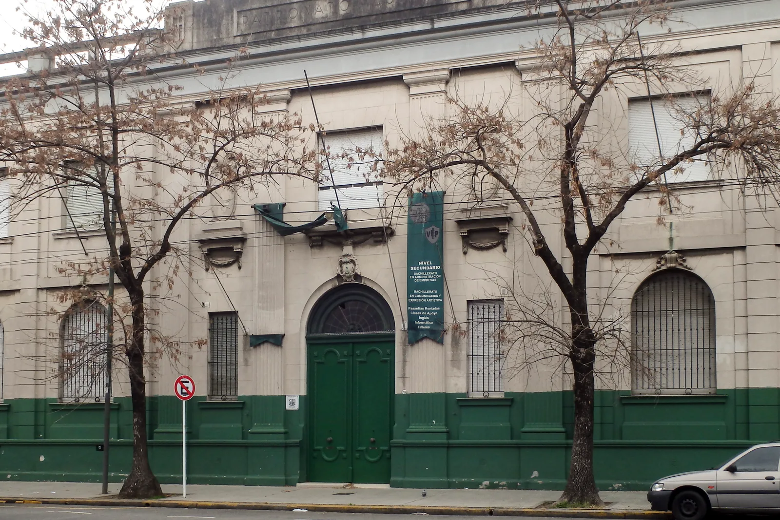 Fachada de Instituto Español Virgen del Pilar