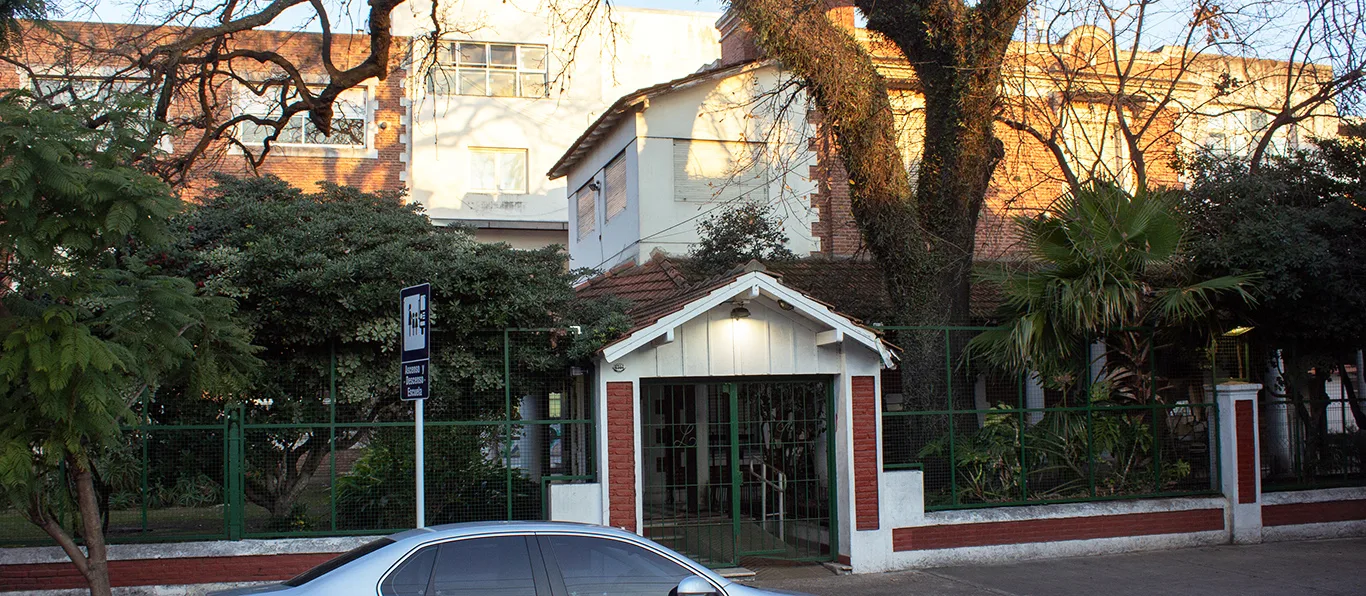 Fachada de Colegio N.º 19 D.E. 17 «Luis Pasteur»