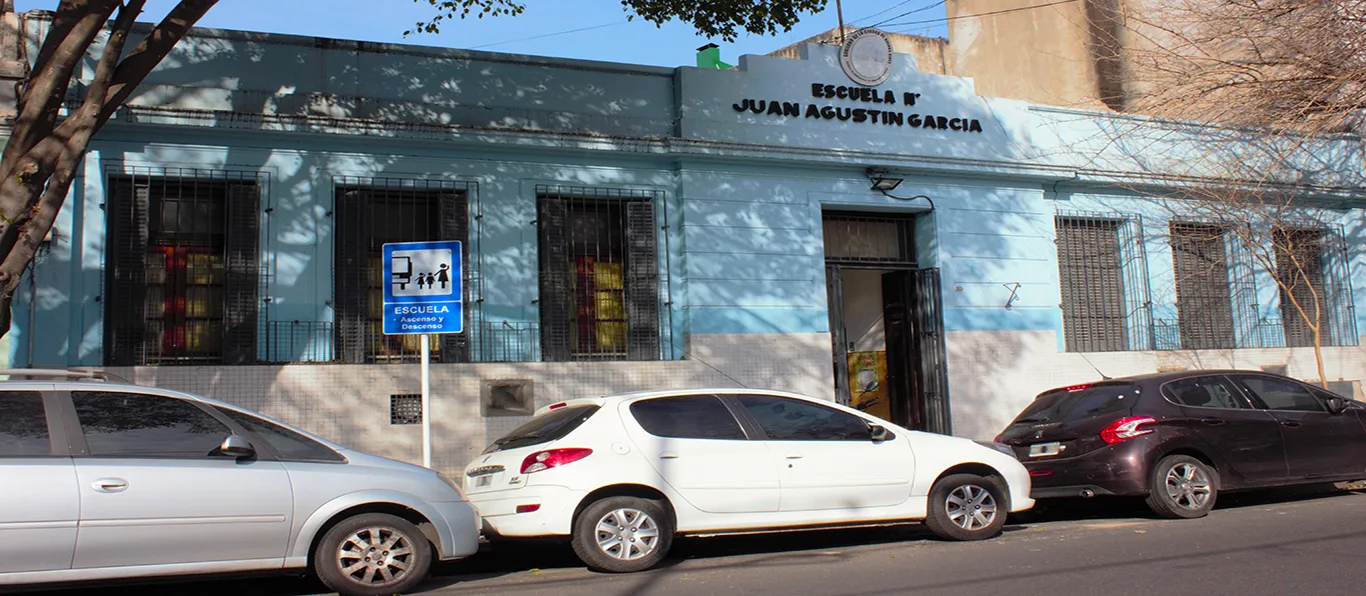 Fachada de Escuela de Comercio N.º 20 D.E. 14 «Dr. Juan Agustín García»