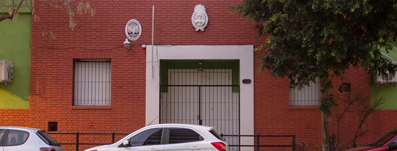 Fachada de Escuela Primaria Común N.º 5 D.E. 17 «Capitan Juan de San Martín y Gómez»