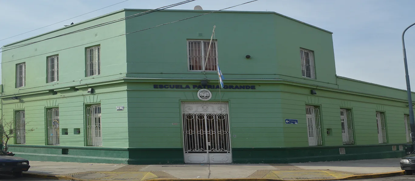 Fachada de Escuela Primaria Común N.º 2 D.E. 13 «Patria Grande»