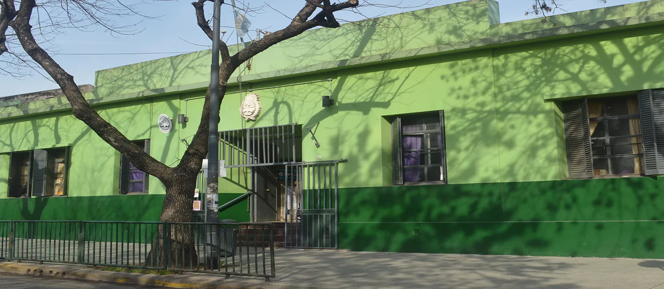 Fachada de Escuela Primaria Común N.º 12 D.E. 13 «Presbistero Prof Vicente Montes Carballo»