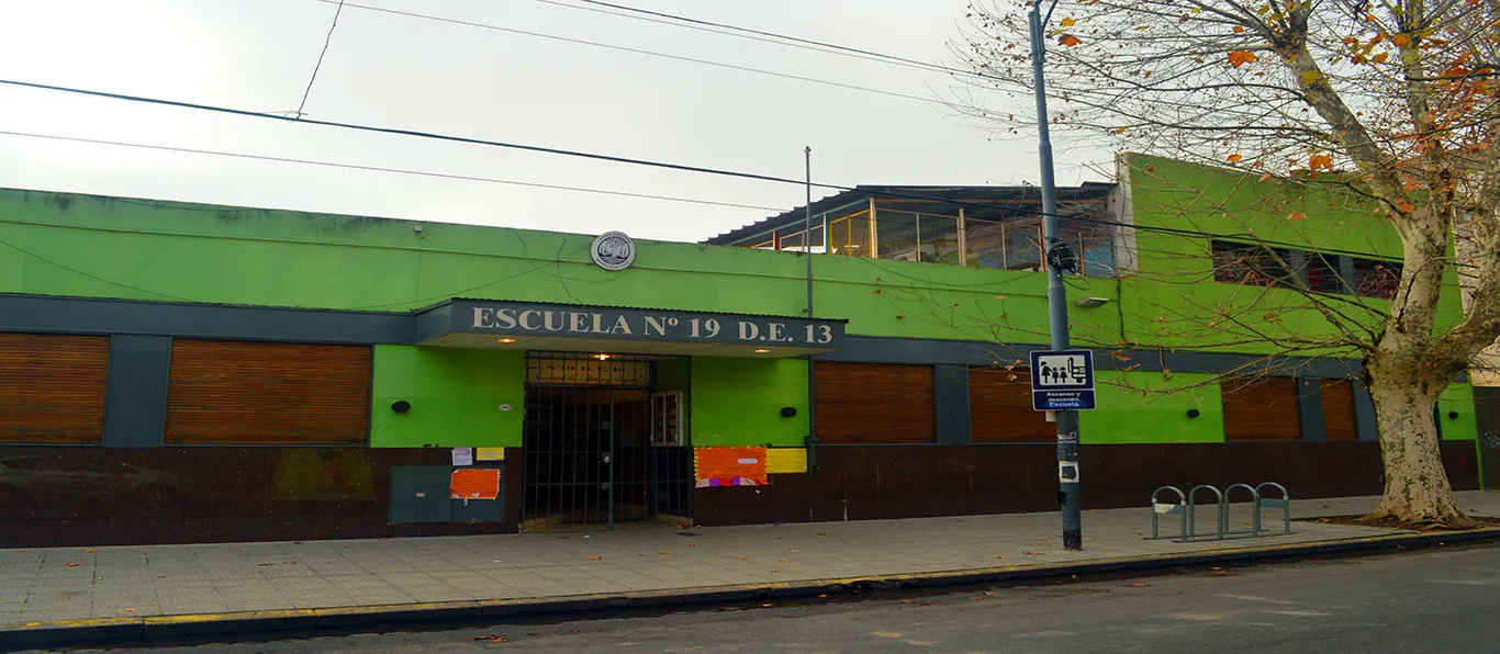 Fachada de Escuela Primaria Común N.º 19 D.E. 13 «Caja Nacional de Ahorro y Seguro»