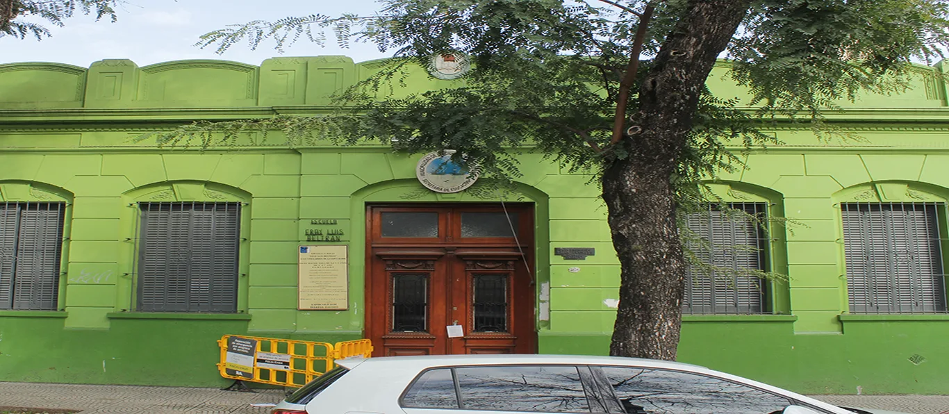 Fachada de Escuela Primaria Común N.º 11 D.E. 15 «Fray Luis Beltrán»
