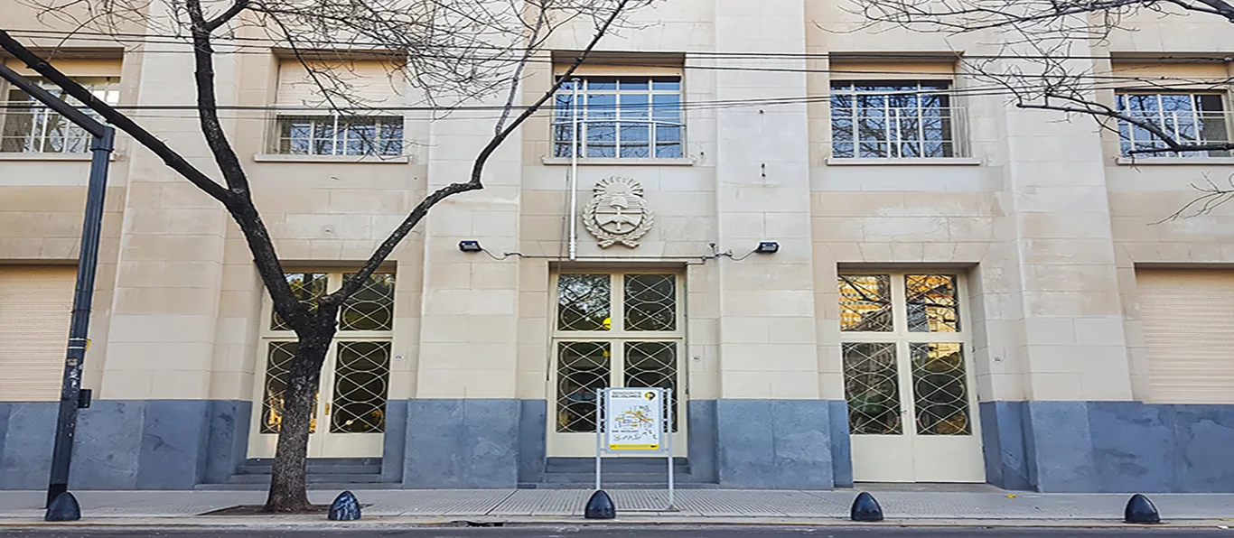 Fachada de Escuela Primaria Común N.º 8 D.E. 1 «Nicolás Avellaneda»