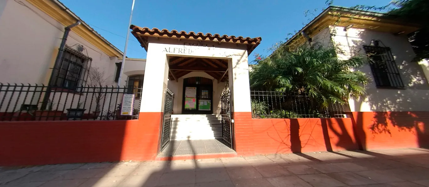 Fachada de Escuela Primaria Común N.º 13 D.E. 21 «Dr. Alfredo Lanari»