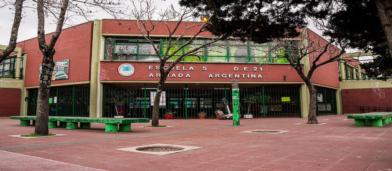 Fachada de Escuela Primaria Común N.º 5 D.E. 21 «Armada Argentina»
