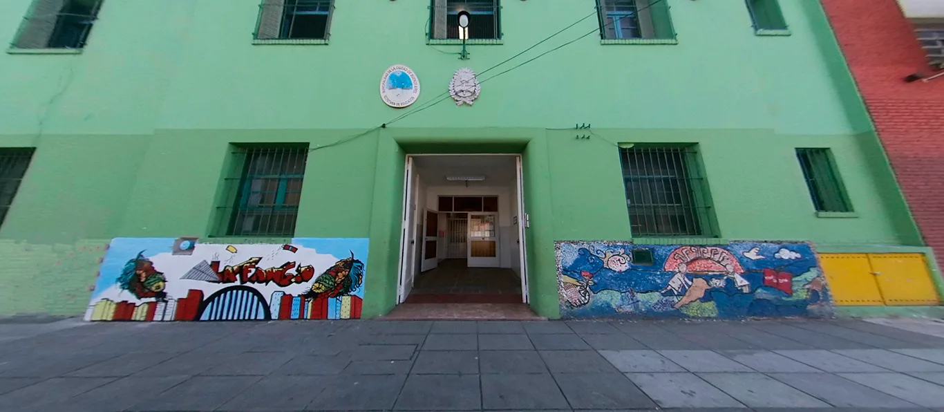 Fachada de Escuela de Educación Media N.º 5 D.E. 21 «Juan Manuel Fangio»