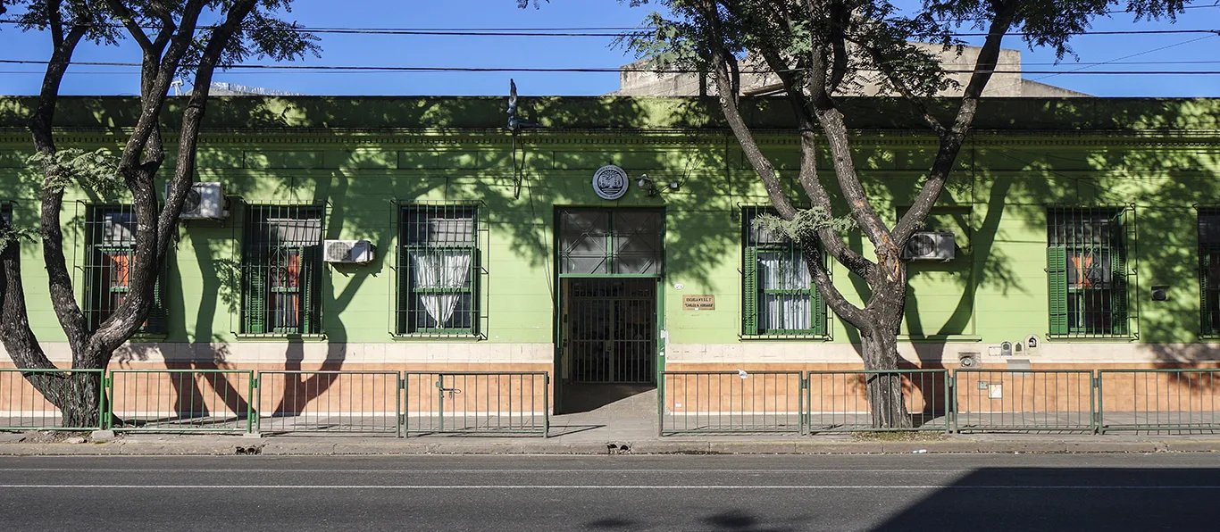Fachada de Escuela Primaria Común N.º 8 D.E. 5 «Carlos N º Vergara»