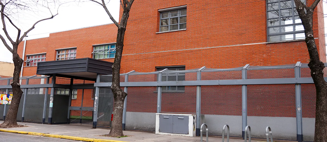 Fachada de Escuela Primaria Común N.º 14 D.E. 6 «Intendente Alvear»