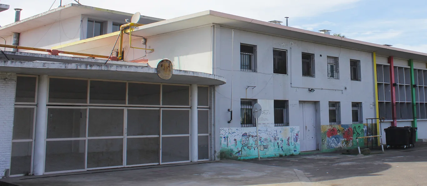 Fachada de Escuela Primaria Común N.º 11 D.E. 10 «Primer Ministro Indira Gandhi»