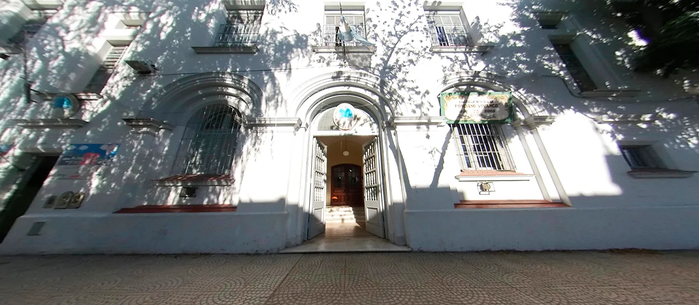 Fachada de Escuela Primaria Común N.º 11 D.E. 13 «Ponciano Vivanco»