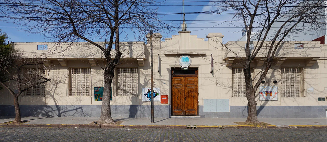 Fachada de Escuela Primaria Común N.º 2 D.E. 8 «Tomás Santa Coloma»