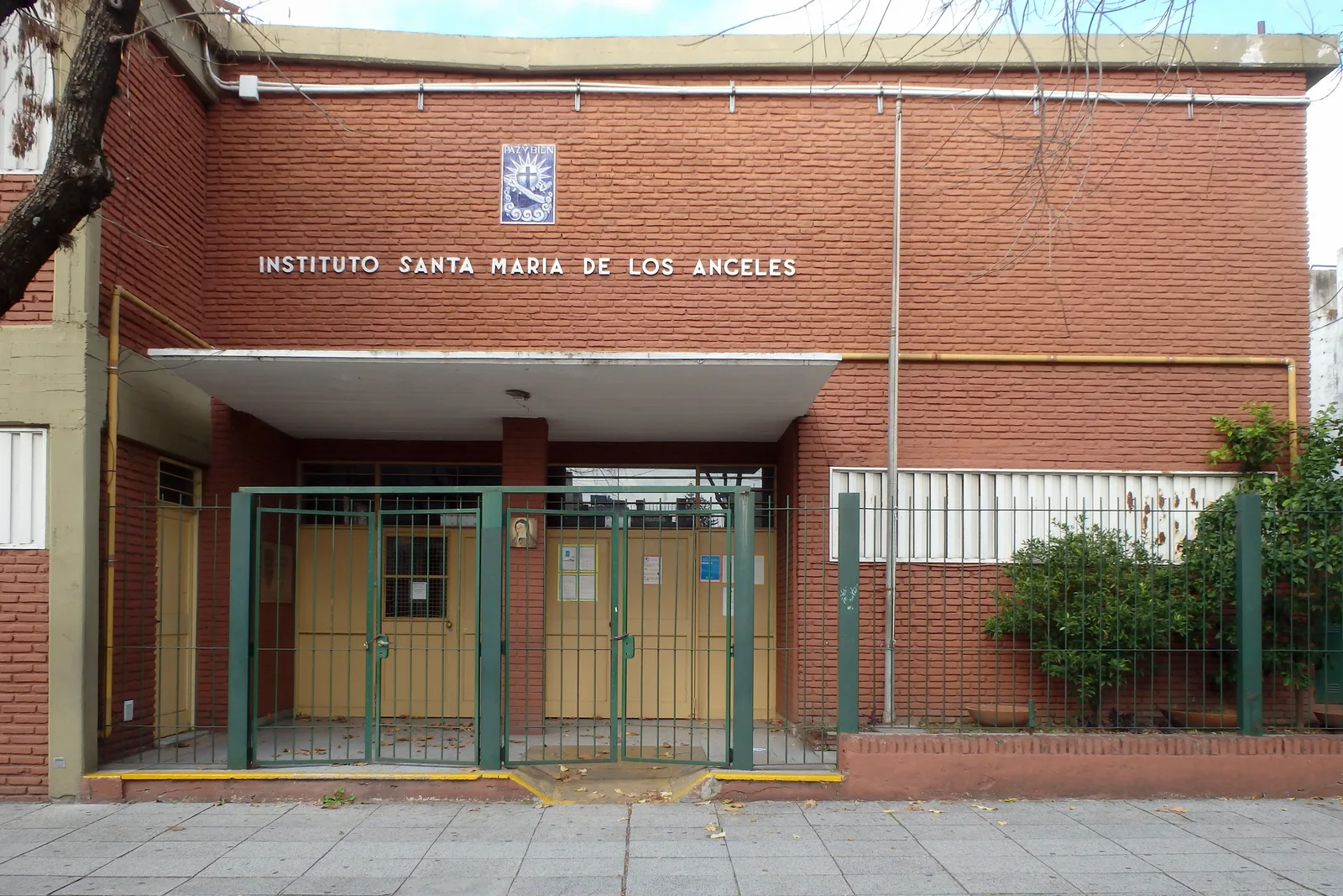 Fachada de Instituto Santa María de los Ángeles