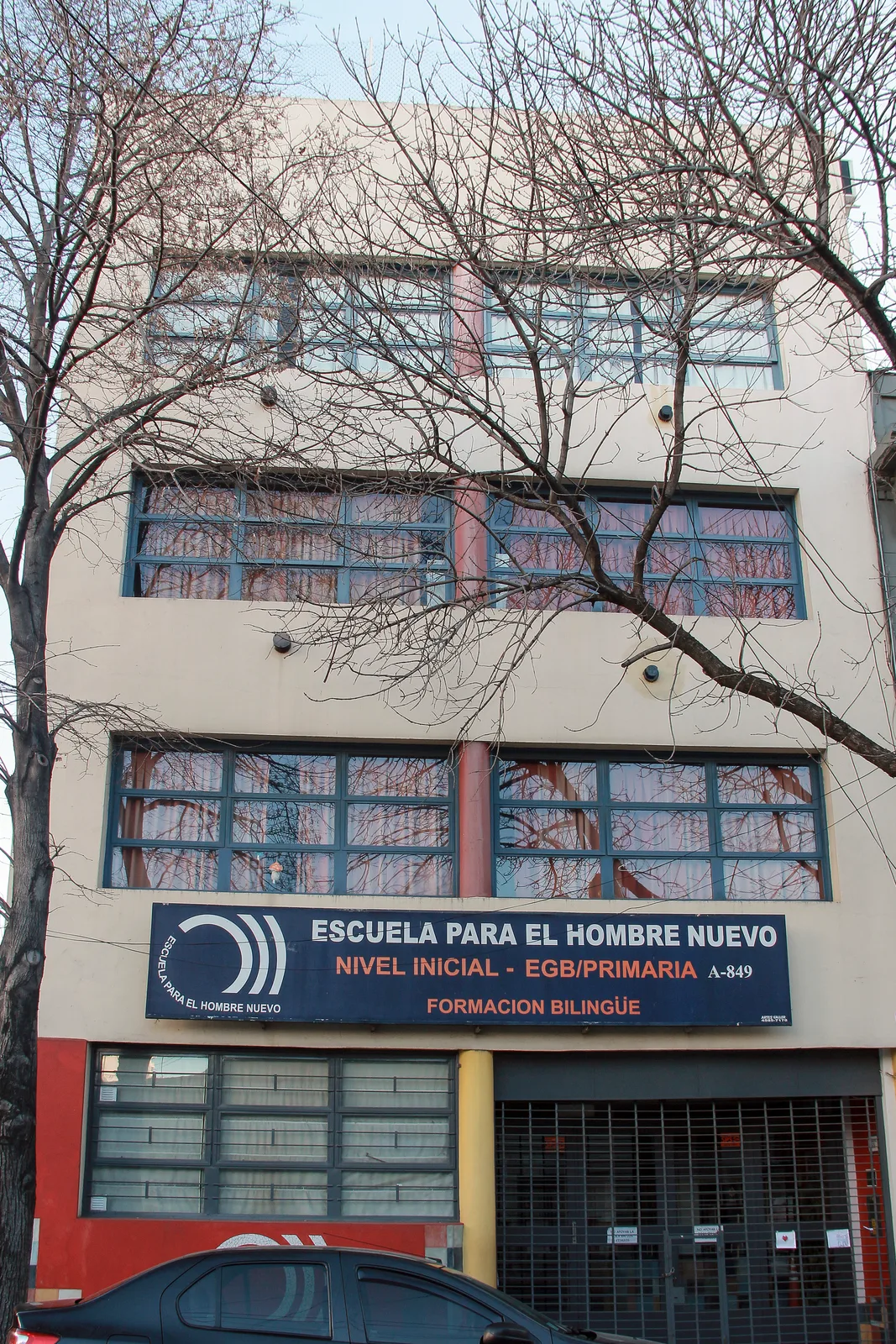 Fachada de Escuela para el Hombre Nuevo