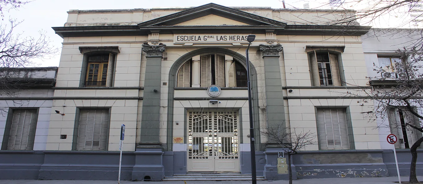 Fachada de Escuela de Educación Media N.º 5 D.E. 10 «Heroes de Malvinas»