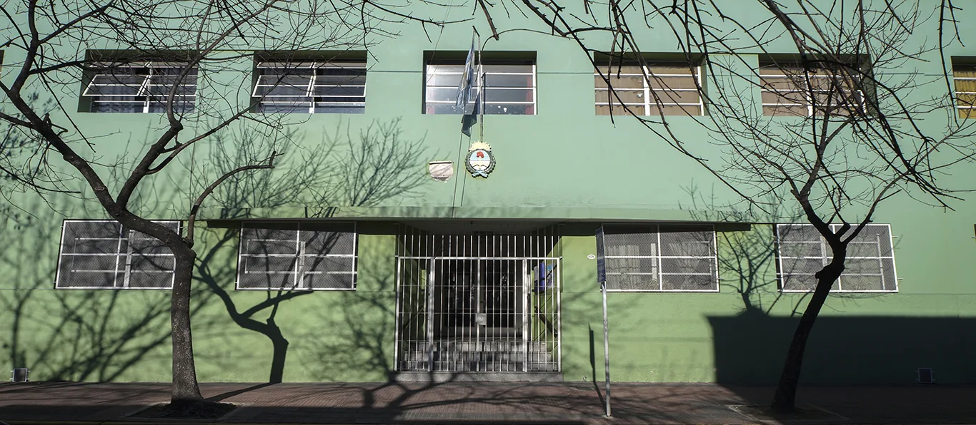 Fachada de Escuela Primaria Común N.º 6 D.E. 19 «Dr. Adolfo Saldias»