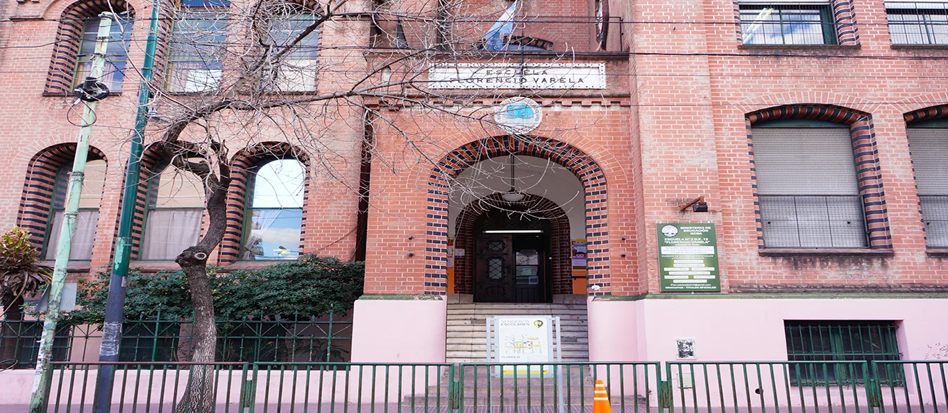 Fachada de Escuela Primaria Común N.º 2 D.E. 12 «Florencio Varela»