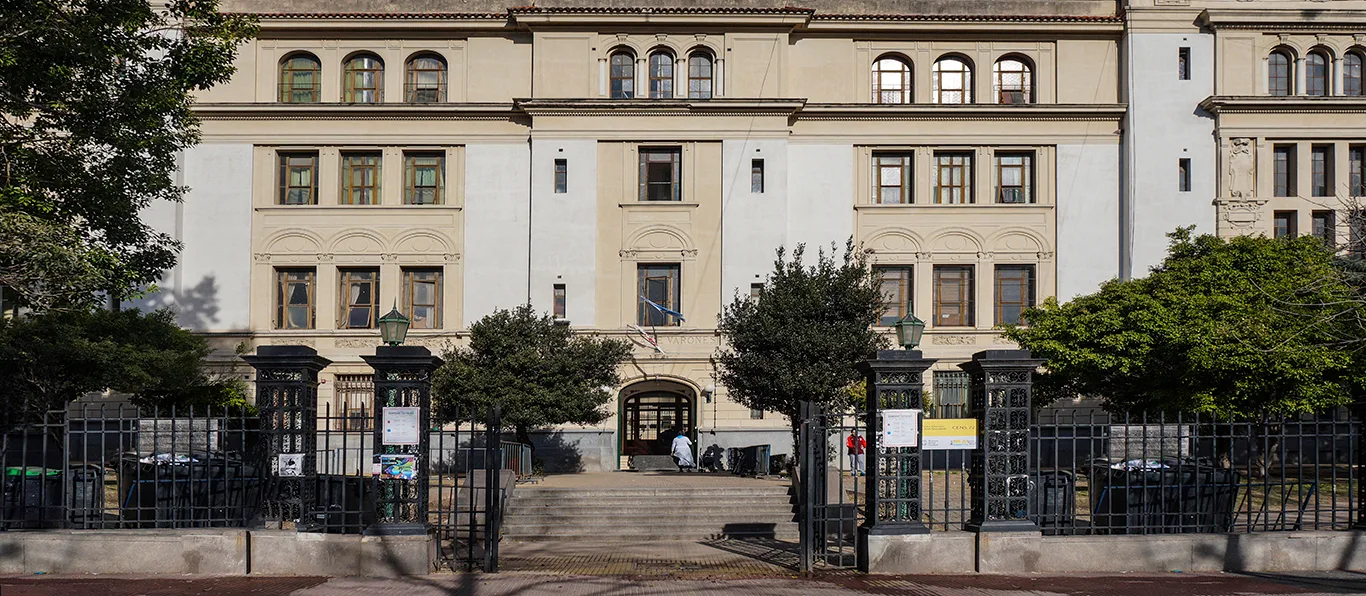 Fachada de Escuela Primaria Común N.º 94 D.E. 6 «Enrique Banchs»