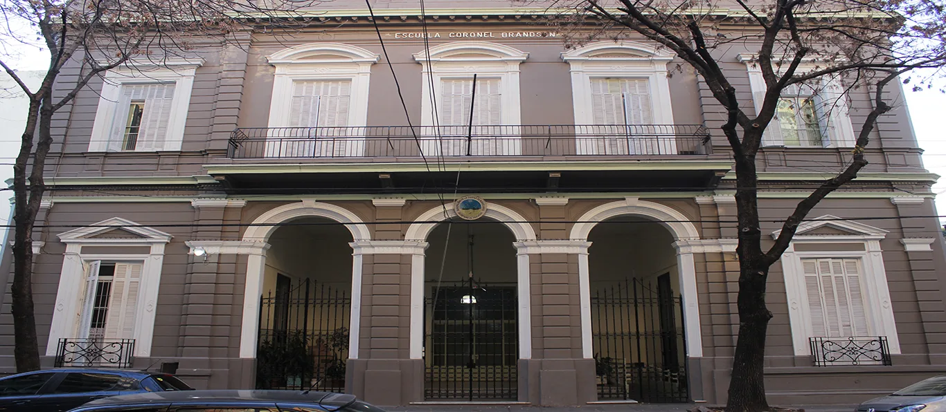 Fachada de Escuela Primaria Común N.º 4 D.E. 10 «Coronel Brandsen»