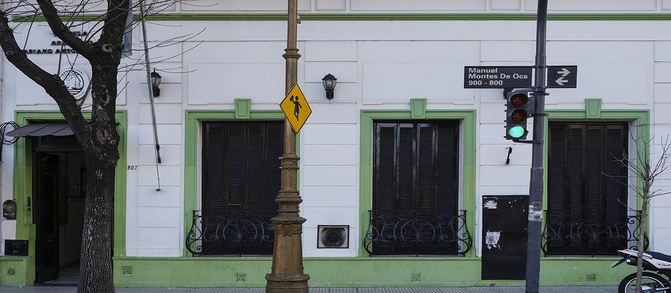 Fachada de Escuela Primaria Común N.º 15 D.E. 5 «Arzobispo Mariano Antonio Espinosa»