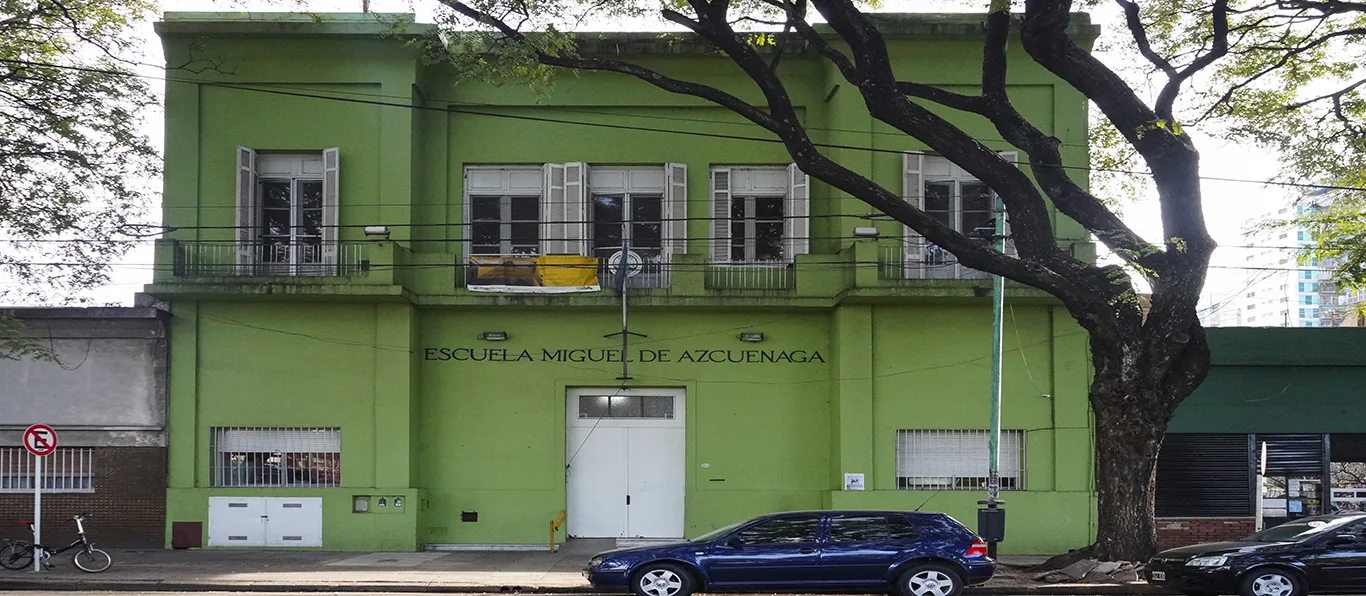 Fachada de Escuela Primaria Común N.º 26 D.E. 5 «Miguel de Azcuénaga»