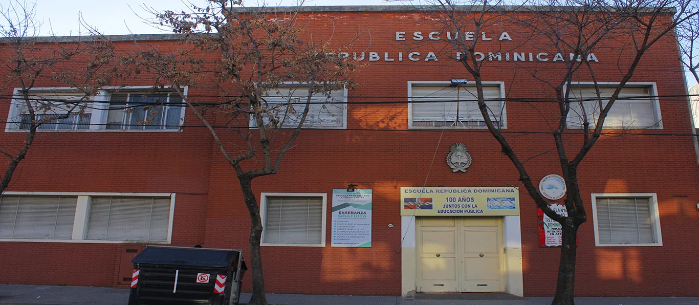 Fachada de Escuela Primaria Común N.º 16 D.E. 10 «República Dominicana»