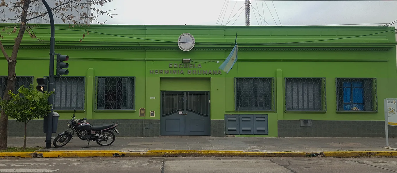 Fachada de Escuela Primaria Común N.º 12 D.E. 14 «Herminia Brumana»
