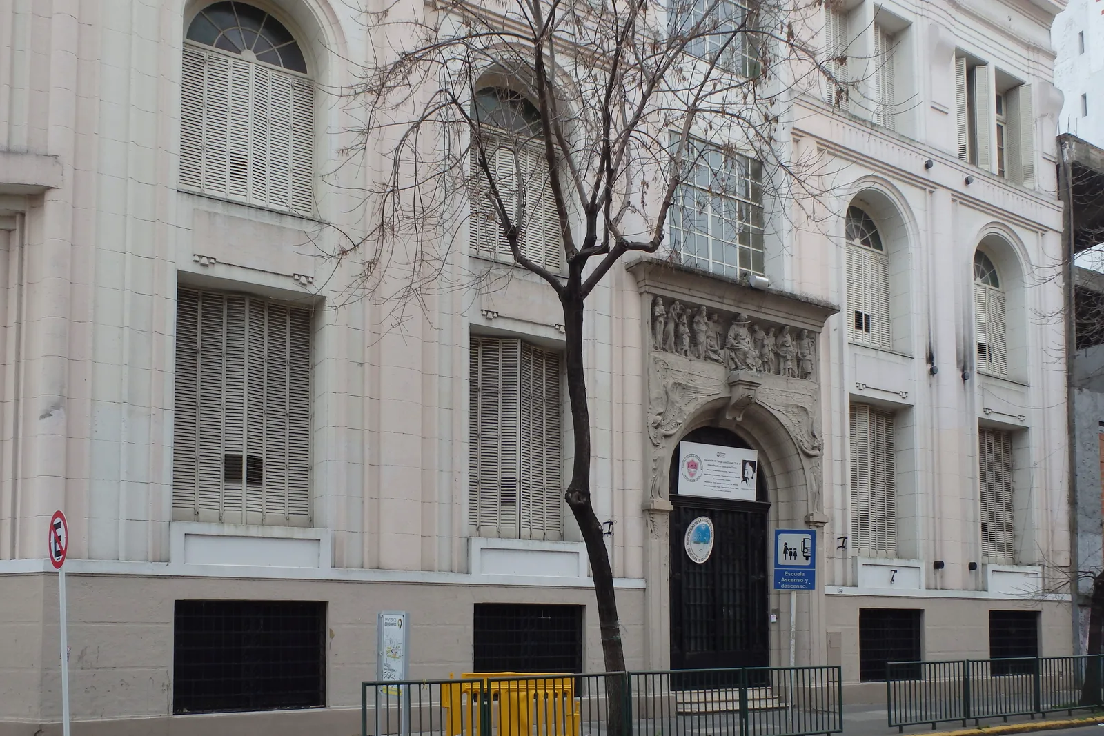 Fachada de Escuela Primaria Común N.º 15 D.E. 6 «Maestro Jorge Luis Chinetti»