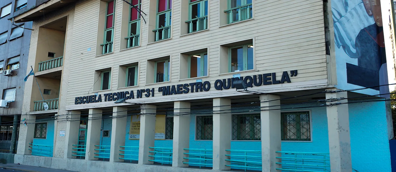 Fachada de Escuela Técnica N.º 31 D.E. 4 «Maestro Quinquela»
