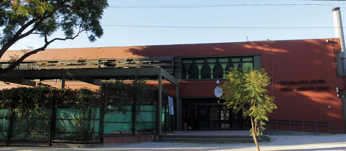 Fachada de Escuela Primaria Común N.º 12 D.E. 10 «Prof Rodolfo Senet»