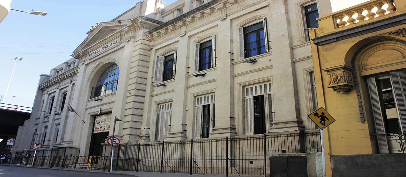 Fachada de Escuela Normal Superior N.º 3 D.E. 4 «Bernardino Rivadavia»