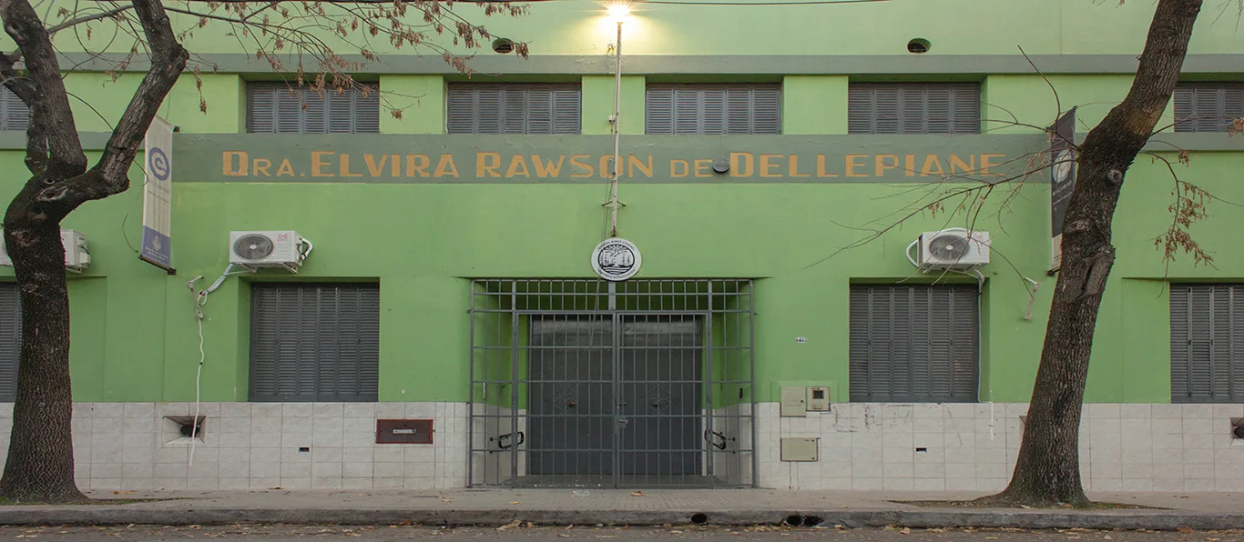 Fachada de Escuela Primaria Común N.º 18 D.E. 13 «Dra Elvira Rawson de Dellepiane»